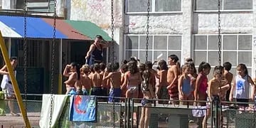 Alumnos en malla en escuela de Rosario