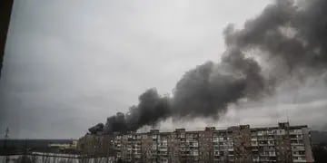El humo se eleva después del ataque a una zona residencial de Mariúpol, Ucrania.(AP / Evgeniy Maloletka)