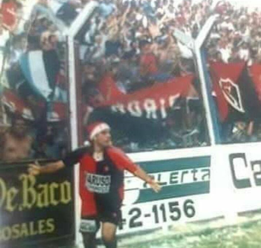 Guillermo Álvarez ya festeja sobre la hora el gol que le da a Sporting el título 2002 y el mejor regalo de navidad a la parcialidad de Sporting.