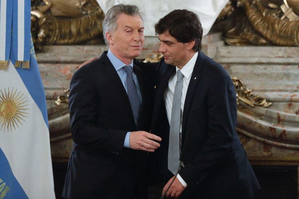 El presidente Mauricio Macri abraza a su nuevo ministro de Hacienda, Hernán Lacunza, luego de su toma de juramento este martes. Crédito: EFE/ Juan Ignacio Roncoroni.