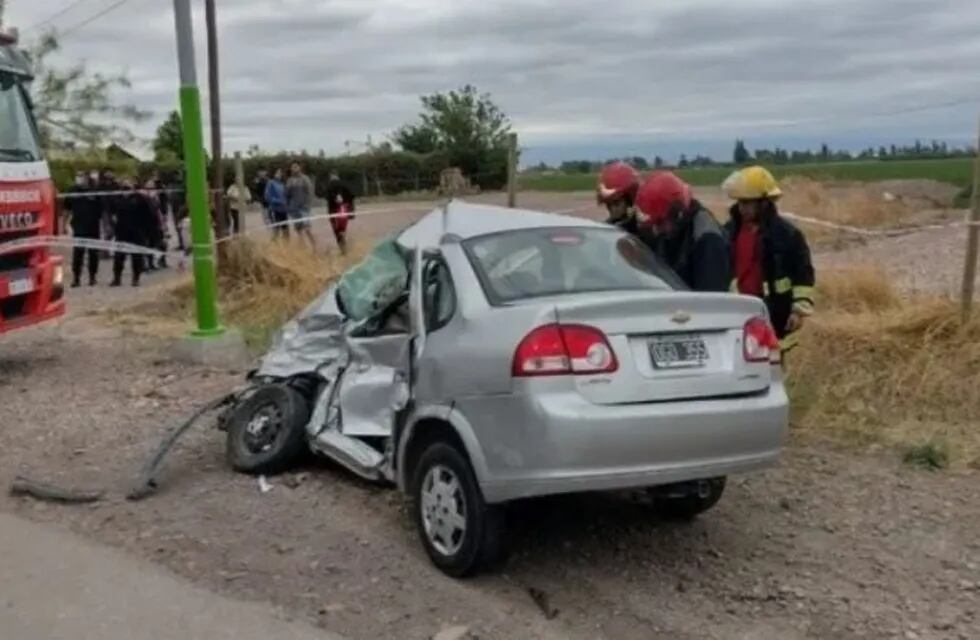 EL Chevrolet Corsa se llevó la peor parte y sus dos pasajeros perdieron la vida por el impacto contra el colectivo.