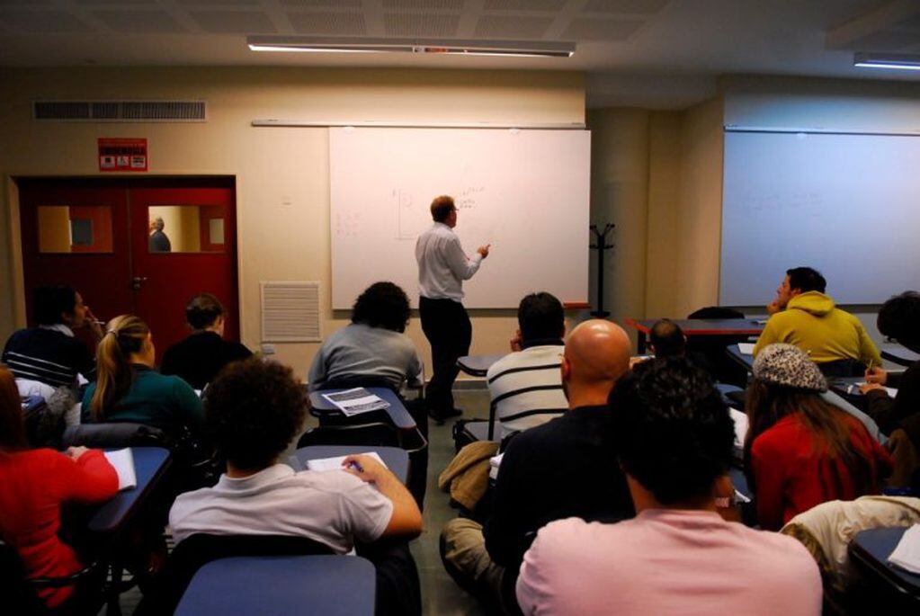 El Gobierno autorizó el regreso de las clases presenciales en las universidades. (Clarín)