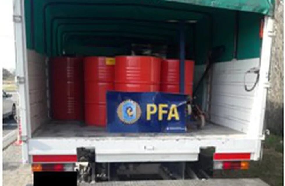 Los recipientes de aceite secuestrados por la Policía Federal en Villa del Rosario. (Prensa Policía Federal)