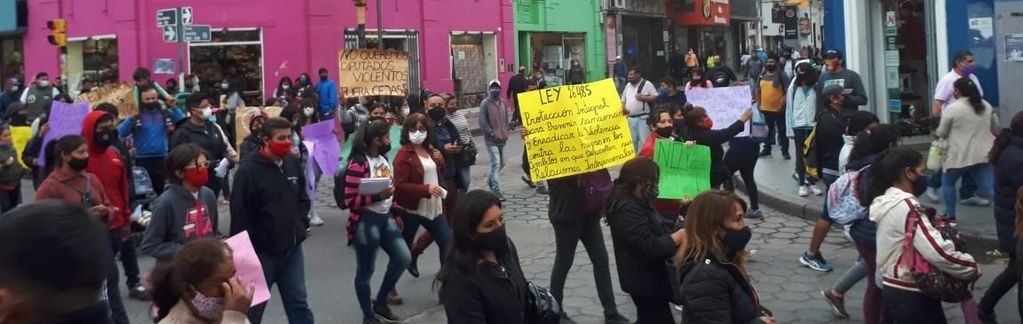 Una marcha por el casco céntrico de la ciudad expresó el rechazo a la presunta conducta violenta de la diputada Cejas en su núcleo familiar.