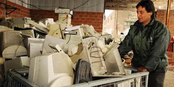 Sin destino. Los residuos electrónicos suelen terminar en basurales o en el circuito informal del reciclado (La Voz/Archivo).