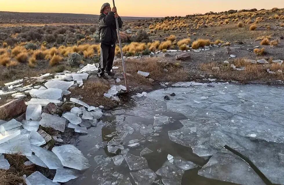 Mencué registró 20 grados bajo cero y una laguna de allí se congeló.