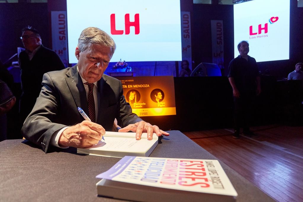 Daniel López Rosetti expuso en Las Heras, ante una multitud su libro Stress, Sufrimiento y Felicidad