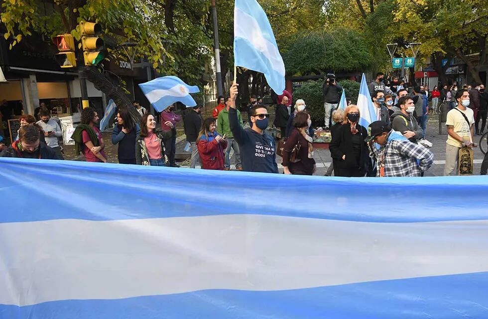 La consigna es realizarlo, para estar más unidos. También en Pujato y Soldini dijeron sí a los colores de nuestra bandera.
Foto: José Gutierrez / Los Andes