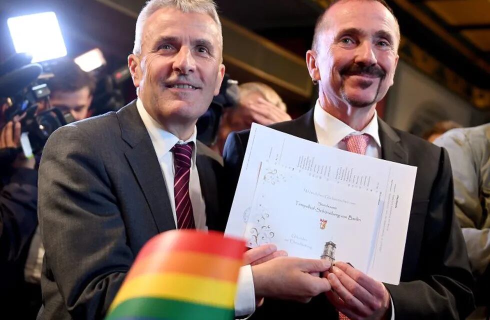 El primer matrimonio de una pareja homosexual en toda Alemania se celebró en Berlín, el mismo día que entra en vigor la ley que permite casarse a parejas del mismo sexo. (DPA)
