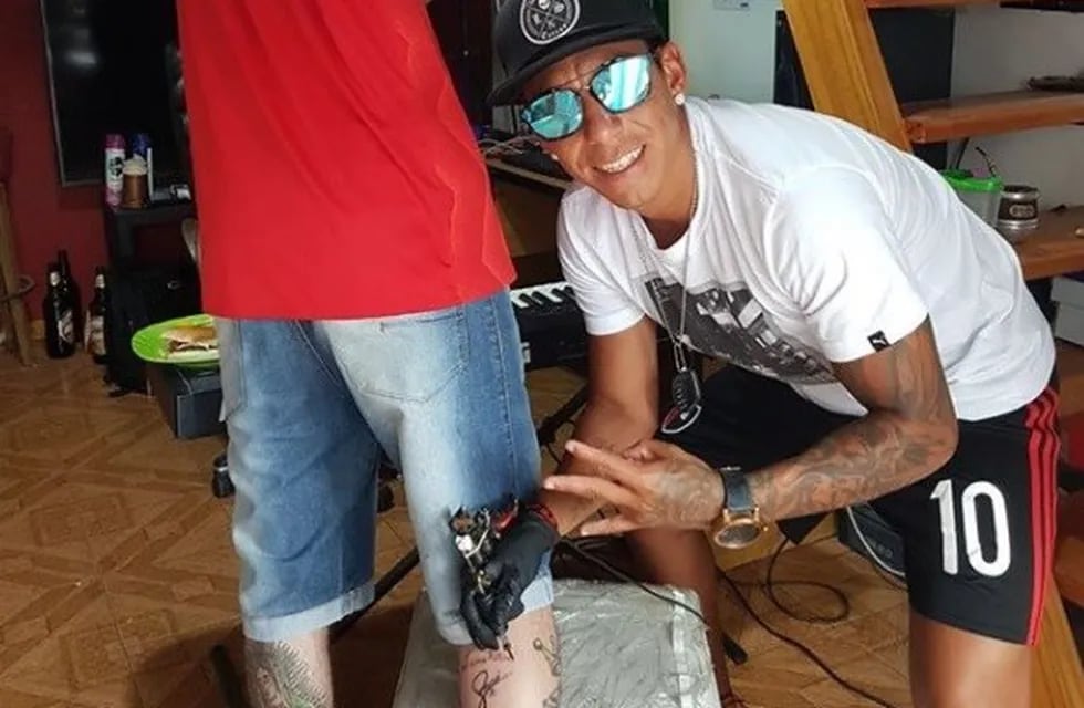 Brian Sarmiento se animó a tatuar y dejó su firma en la pierna de un amigo. (Instagram)