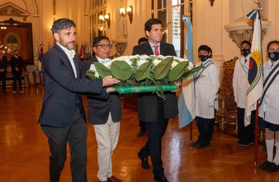 El presidente de la Cámara Argentina de Empresarios Mineros (CAEM), Franco Mignacco (izq.) acompañó la colocación de una ofrenda floral en homenaje a la Bandera de la Libertad Civil, en el Día de la Industria Minera.