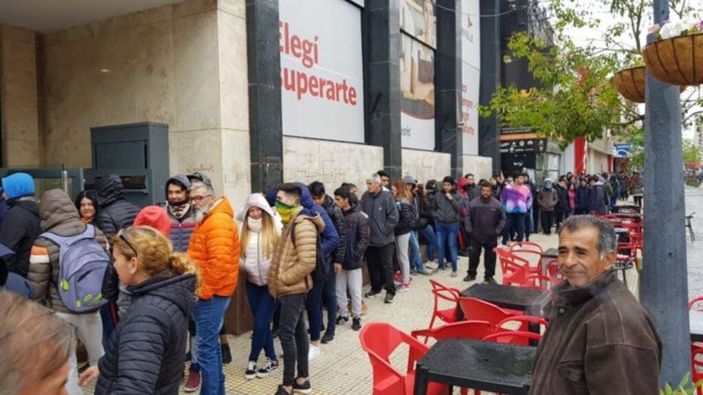 Estudiantes puntanos esperando a cobrar las Estampillas Escolares en San Luis.