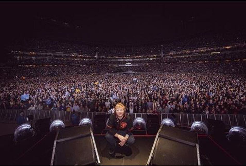 Ed sheeran acostumbra a tomarse la misma foto en todos los escenarios que visita