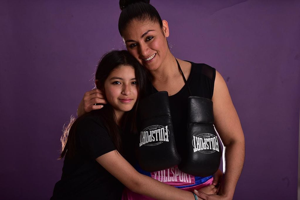 Día de la madre, Cintia Castillo, boxeadora cordobesa, y Martina Silva, su hija. (José Gabriel Hernández / La Voz)