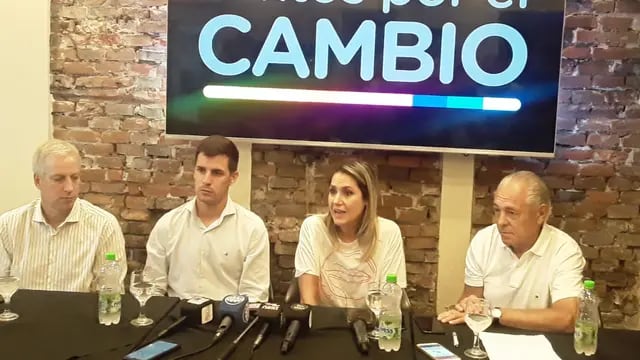 Carolina Losada en Rafaela, junto al senador Dionisio Scarpín, Leo Viotti y Mario Barletta