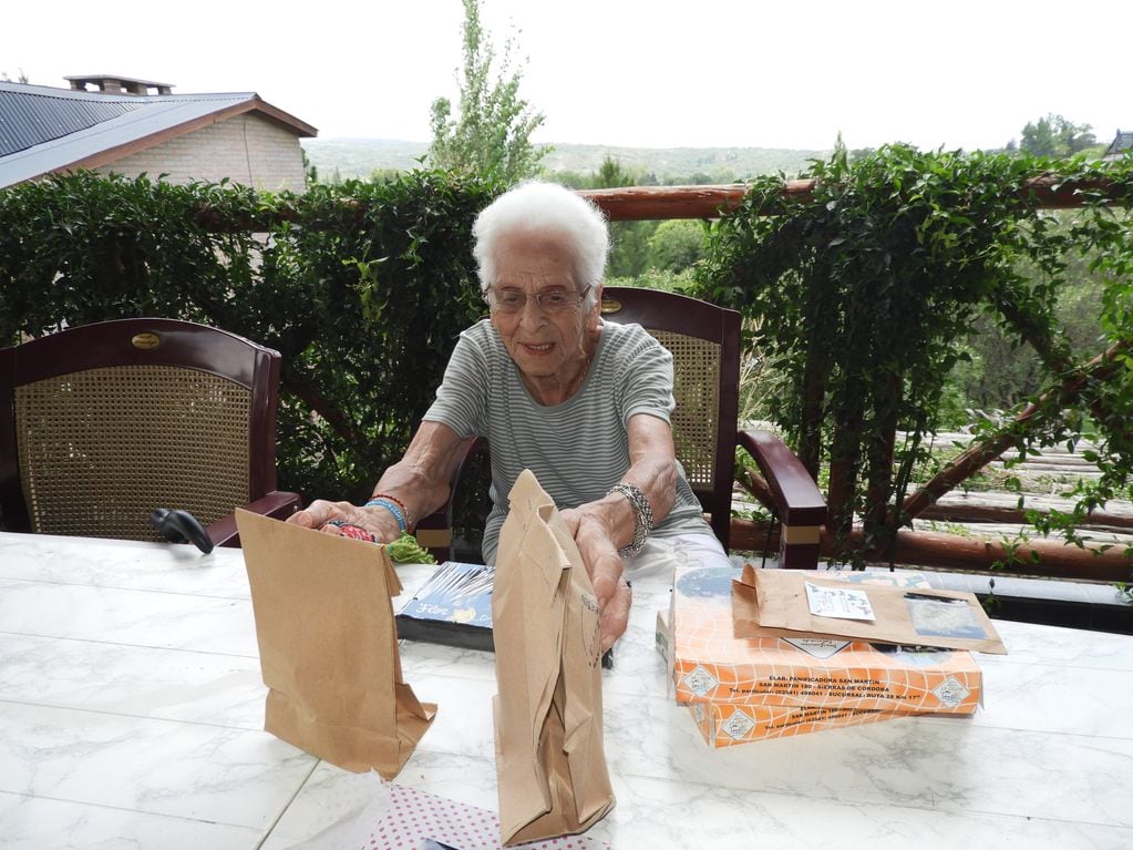 Norma recibiendo algunos de sus tantos obsequios recibidos durante su estadía en Tanti.