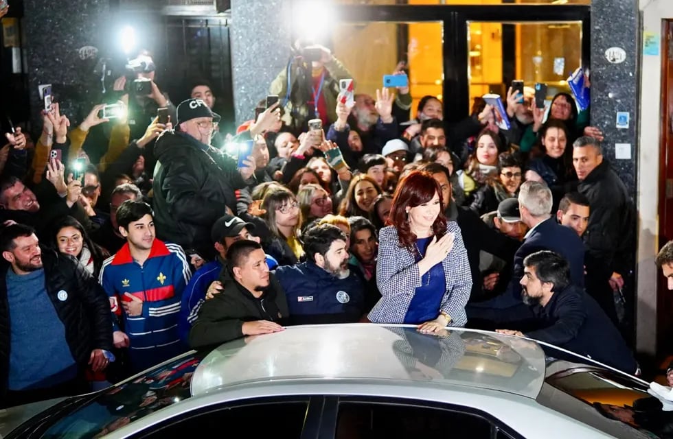 Cristina Kirchner saluda a la multitud que se encuentra en su casa para apoyarla.