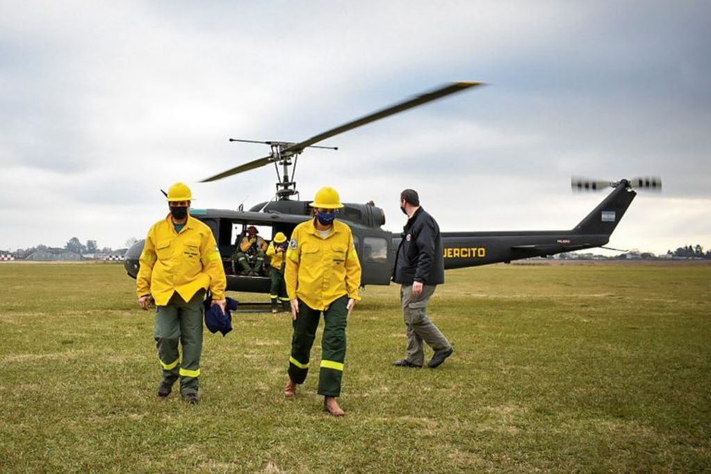 Arduo trabajo de brigadistas para combatir los incendios en las islas frente a Rosario (Gobierno de Santa Fe)