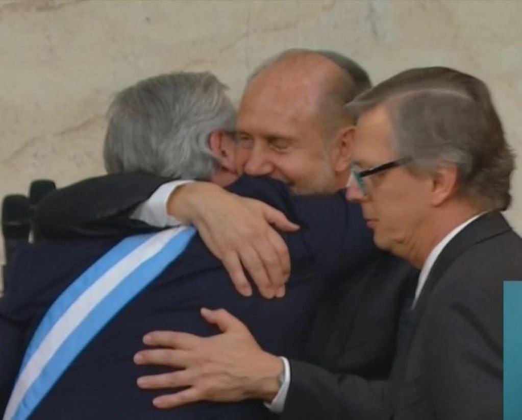Perotti aguardó el final del discurso de Alberto Fernández y fue el primero de los gobernadores en saludarlo. (Captura de pantalla)