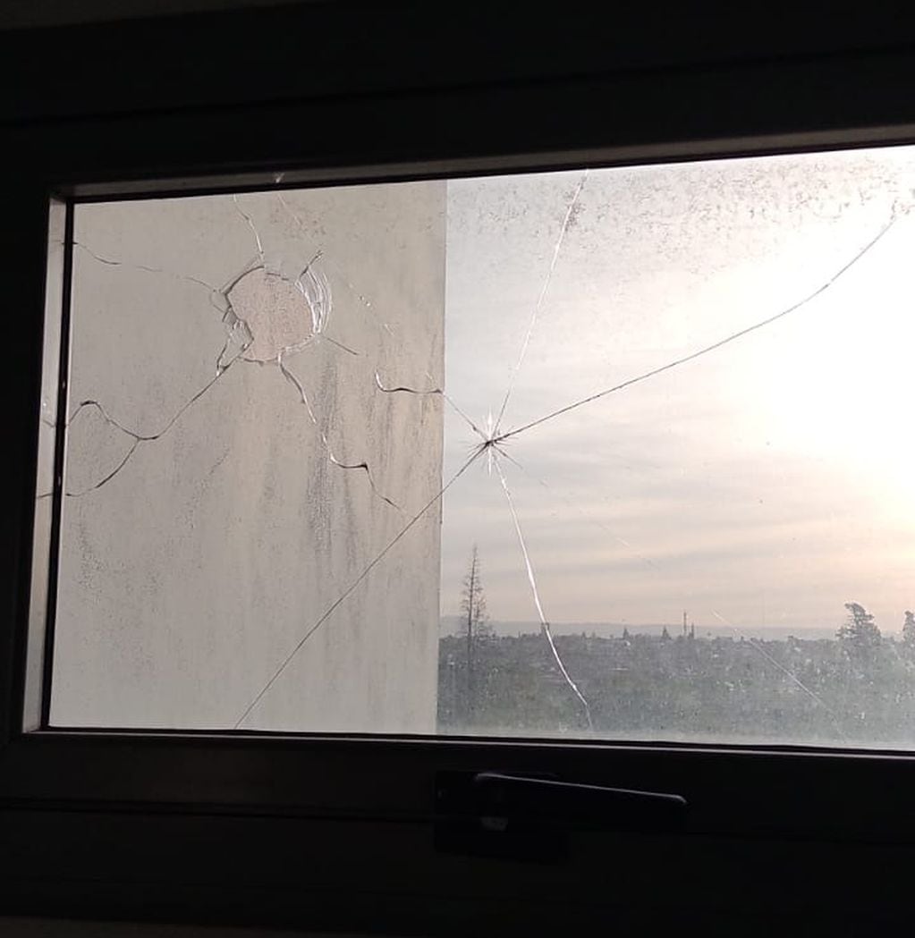 Vidrios rotos en el edificio desde donde filmaron los robos y arrebatos en la Plaza de las Américas. (Twitter)