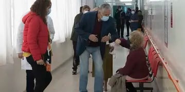 Rodriguez Saá acompaño a los mayores de 80 años en el comienzo de la vacunación