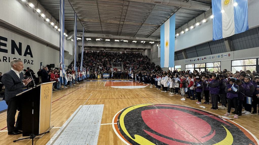 Emotivo compromiso a la Bandera Argentina en el Estadio Arena
Más de 800 niños, familias y docentes participaron del acto encabezado por el Intendente Esteban Avilés.