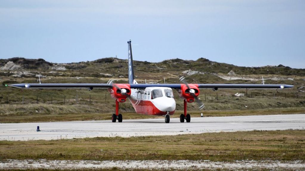 Aviones y helicópteros se desplegarán en el cielo de Malvinas para ejercitarse en Búsqueda y Rescate. "Islander” BN2B-26", recientemente incorporado al Servicio Aéreo de Malvinas.