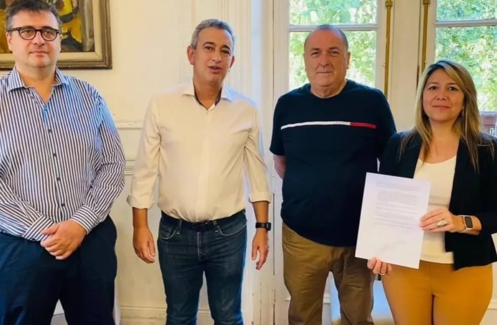 El intendente Pablo Javkin firmó el acuerdo con el secretario general del gremio, Antonio Ratner.