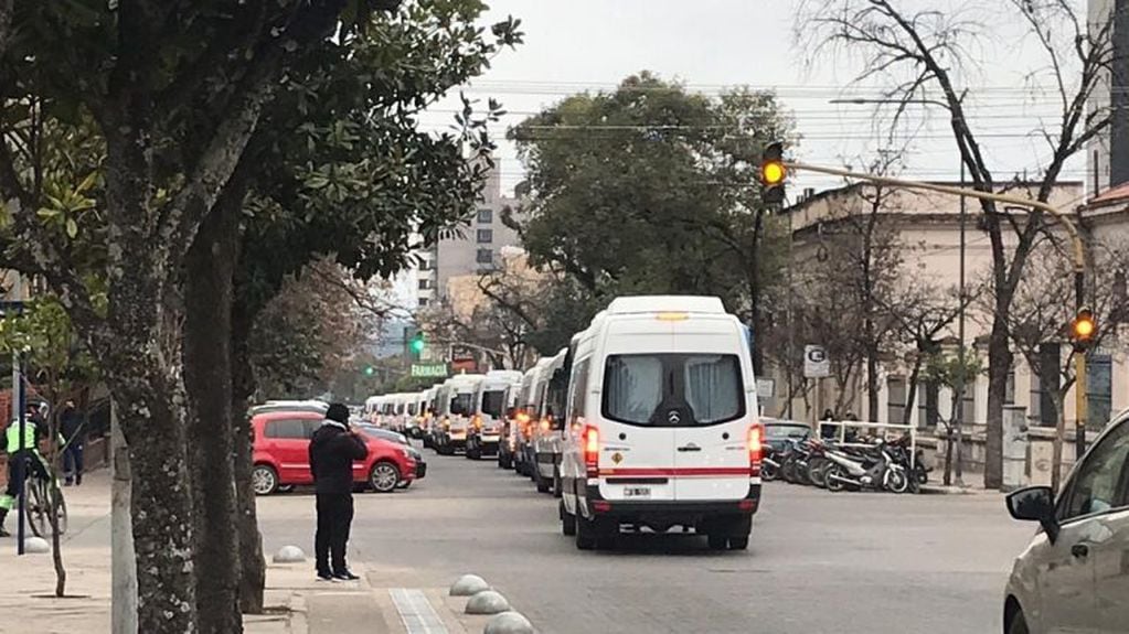 Una larga caravana de vehículos dedicados al transporte turístico recorrió la ciudad para hacer visible su reclamo.