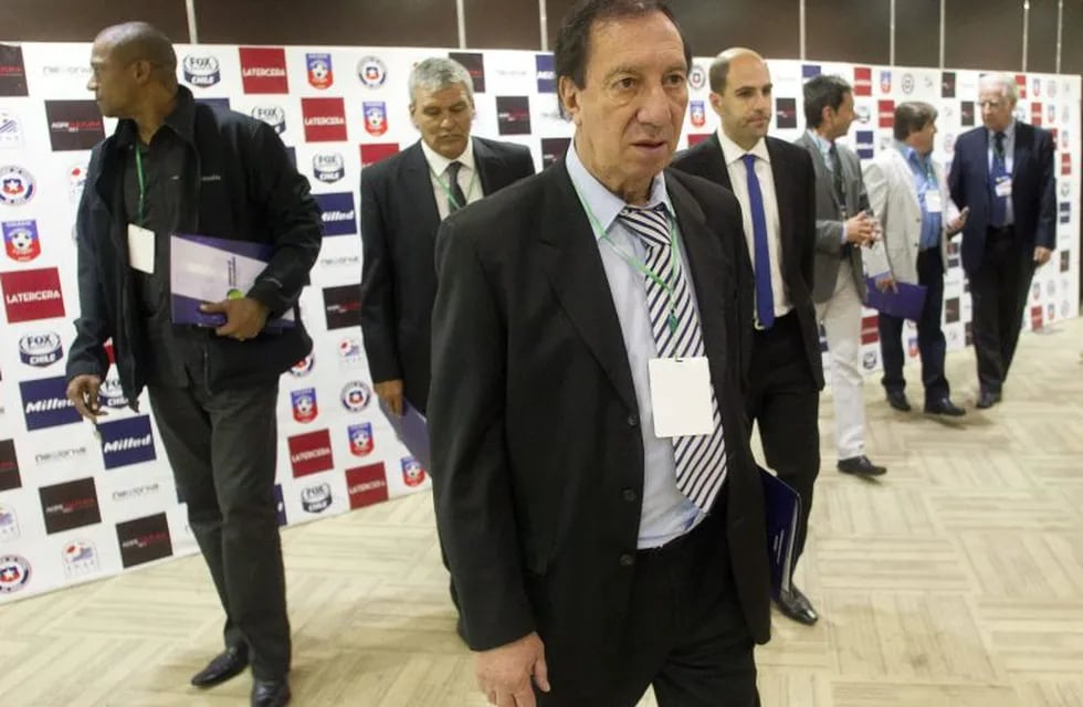 The former head coach of Argentina, Carlos Bilardo (C) arrives at the International Congress of Football Coaches in Santiago, on November 21. The summit involves the most prominent coaches from latinoamerica, the main topic is football today and future an