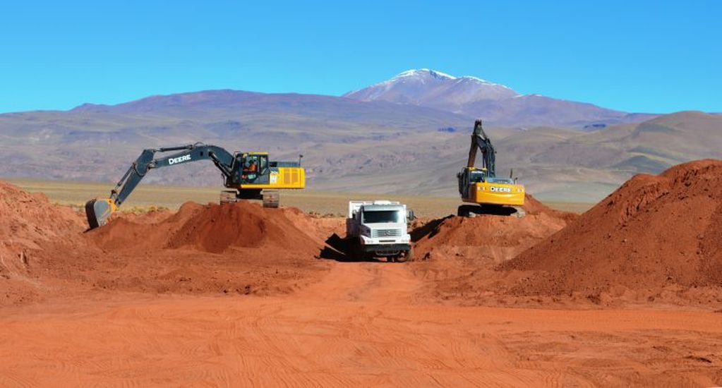 Operarios y equipos de la DPV trabajaron en el acondicionamiento de terreno y construcción de caminos internos para la planta solar de Cauchari.