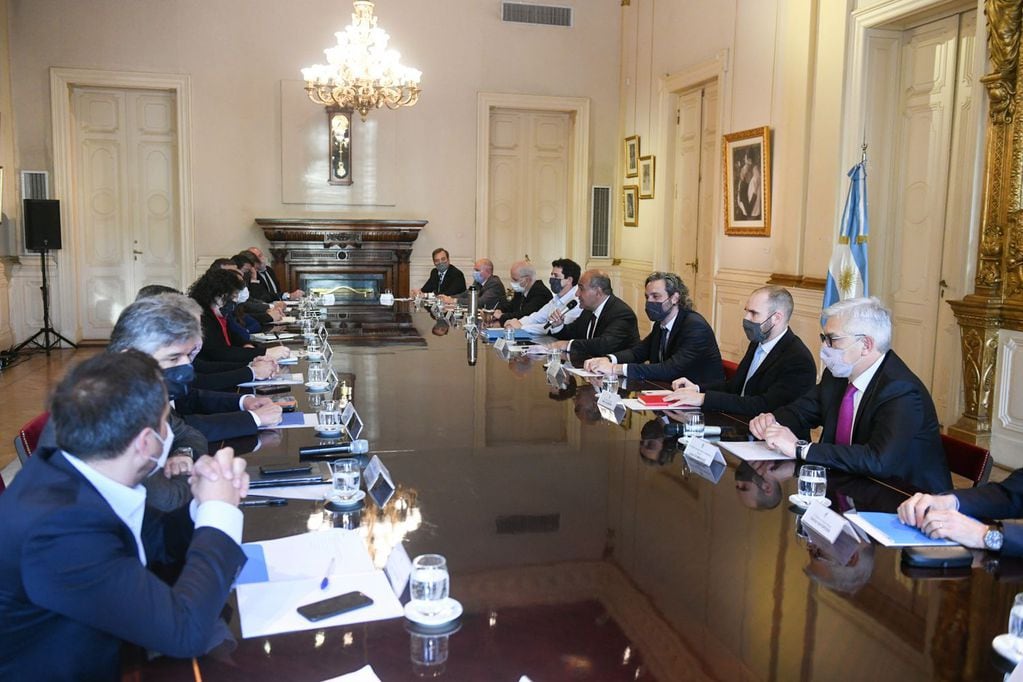 Manzur encabeza reunión de gabinete en Casa Rosada.