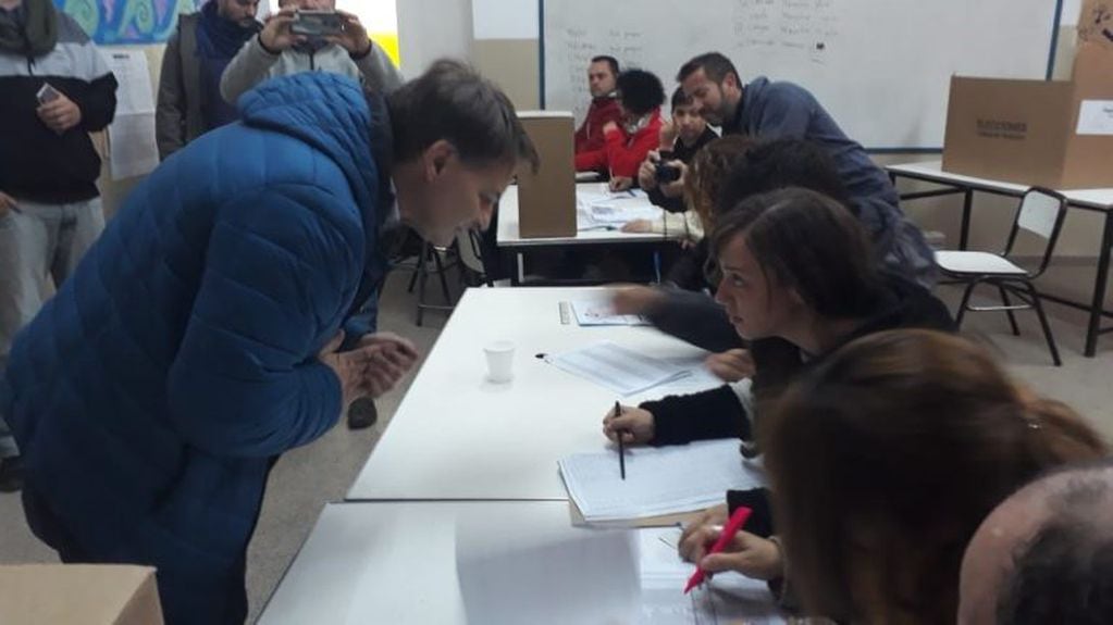 Rodrigo Serna votando en la mesa de sufragio.