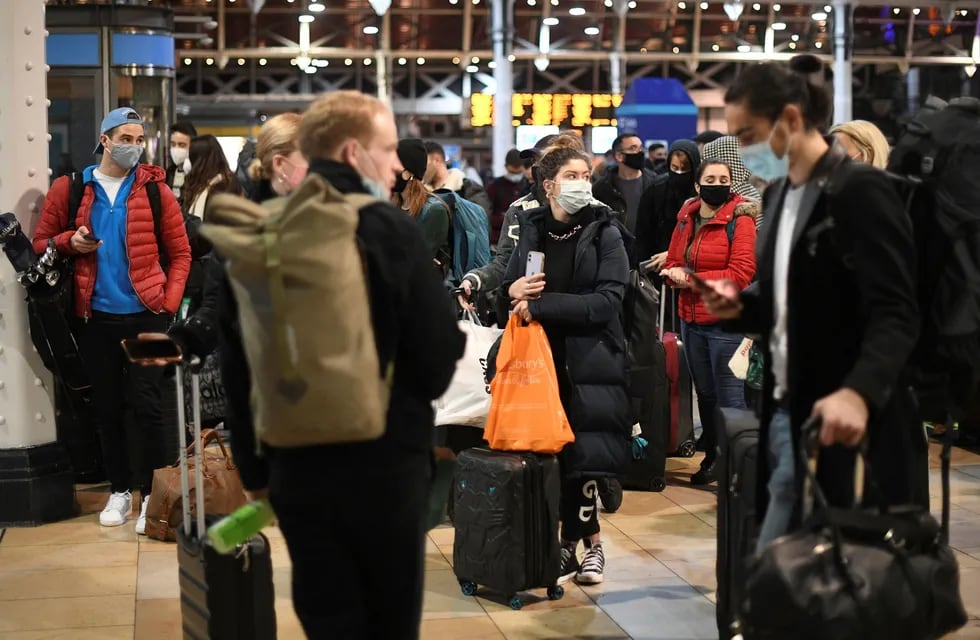 Preocupación por el aumento de contagios y las restricciones en Reino Unido (Estación Paddington, al oeste de Londres) / AP