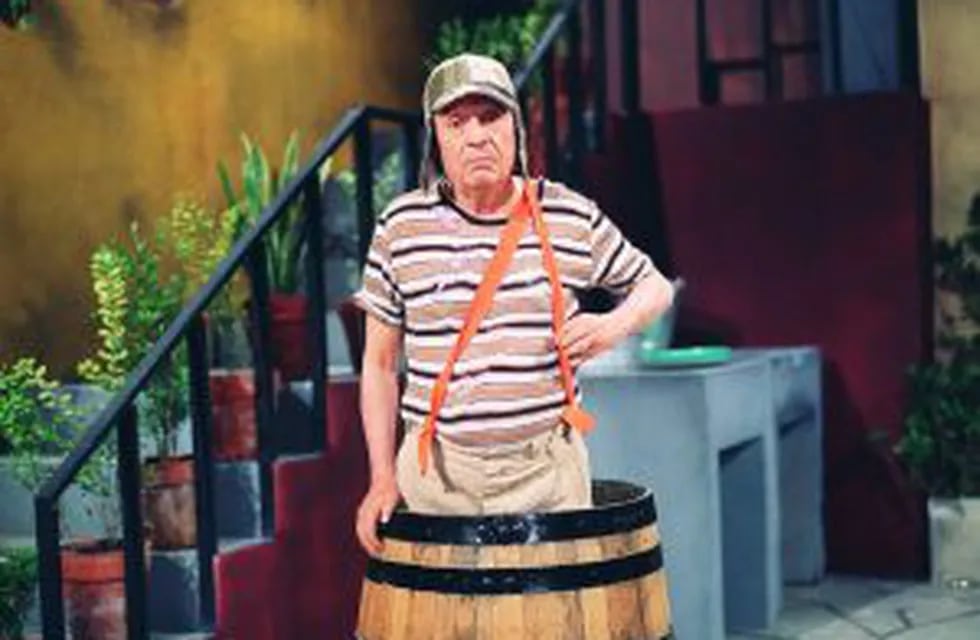 In this undated photo released by the television network Televisa on Friday, Nov. 28, 2014, Mexican comedian Roberto Gomez Bolanos poses for a photo as his famous character El Chavo del Ocho. According to Televisa, where he worked, the famed comedian died Friday. He was 85. (AP Photo/Televisa)  Roberto Gomez Bolau00f1os fallecimiento actor comediante mexicano fallecio murio actor famoso por sus personajes personaje el chavo