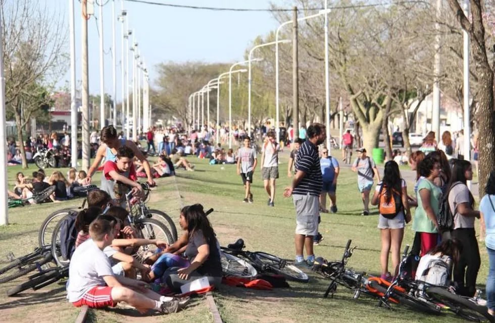 La ciclovía de Estanislao del Campo, uno de los lugares en donde los jóvenes rafaelinos se concentran para los festejos (Diario La Opinión)