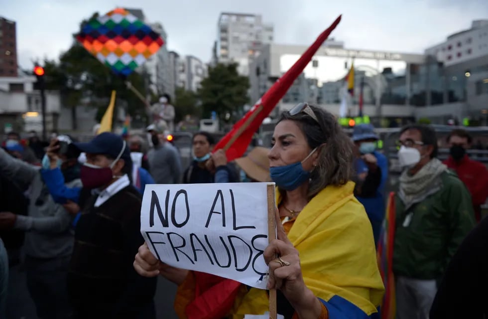Ecuador deja en suspenso recuento de votación de las presidenciales