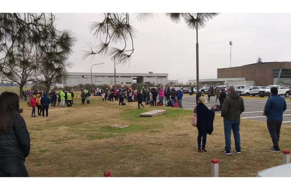 Quienes estaban dentro de la estación de Fisherton tuvieron que salir al estacionamiento. (@_dr_graham)