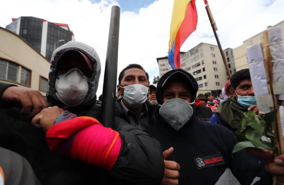 Manifestantes indígenas participan de una protesta este viernes en Quito (Ecuador). Crédito: EFE/ José Jácome