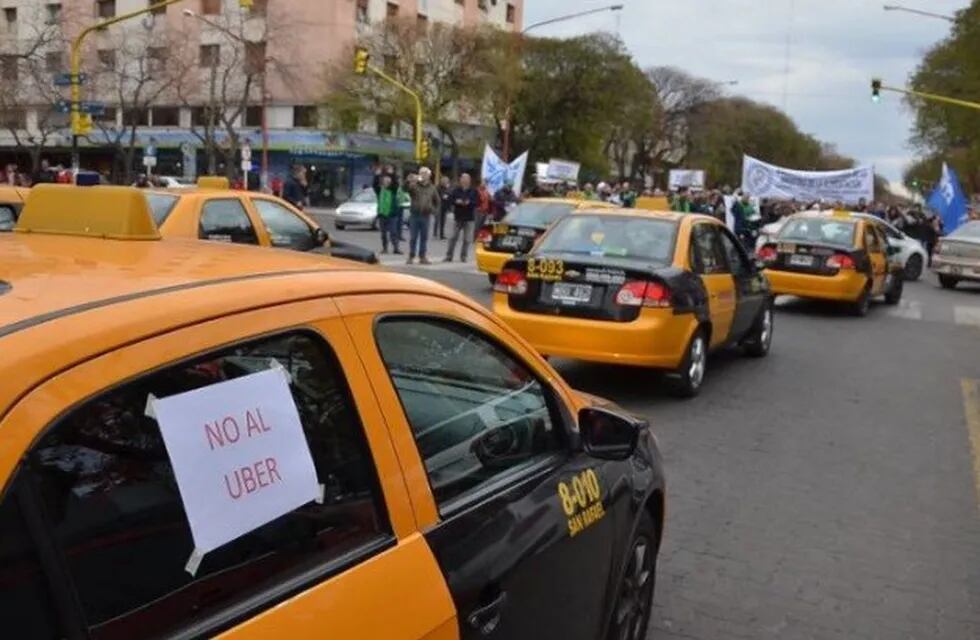 En San Rafael, los taxistas se manifestaron contra el desembarco de Uber.