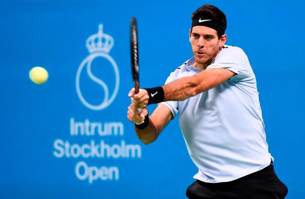 Argentina's Juan Martin Del Potro returns the ball to Spain's Fernando Verdasco during the semi final match of the ATP Stockholm Open tennis tournament in Stockholm on October 21, 2017. / AFP PHOTO / Jonathan NACKSTRAND