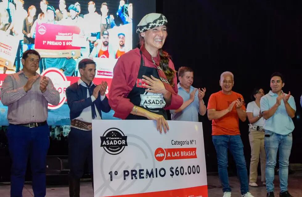 Karen Moreno primera mujer ganadora del concurso de asadores en San Juan.