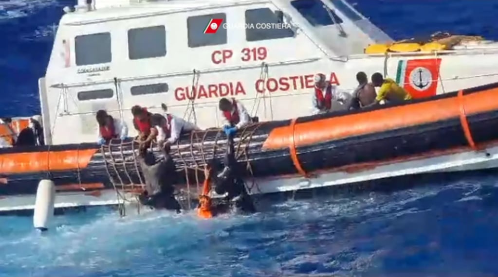 El rescate de docenas de inmigrantes africanos que estaban naufragando en el Mediterráneo.