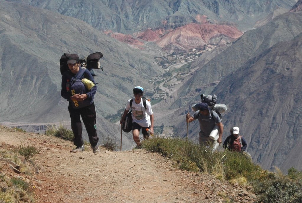 En extraordinaria demostración de fe, los promesantes ascienden a Punta Corral, en las alturas de la Quebrada de Humahuaca. en Jujuy.