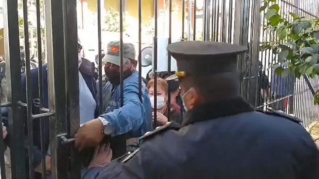 Los manifestantes intentaron abrir las rejas del frente de la Casa de Gobierno, lo que fue impedido por la guardia del edificio.