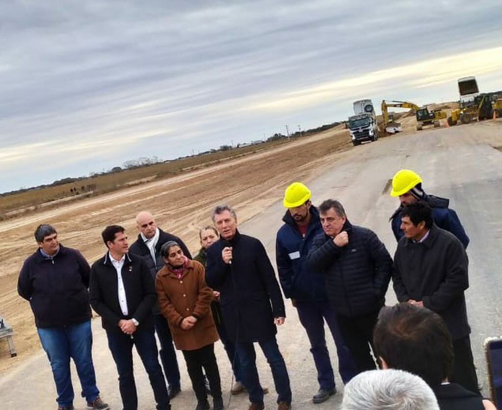 Mauricio Macri visito las obras de la autopista 19