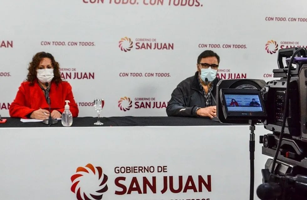 La jefa de Epidemiología, Mónica Jofré y el jefe de Bioquímica, Raúl Vallejo, confirmaron la noticia.