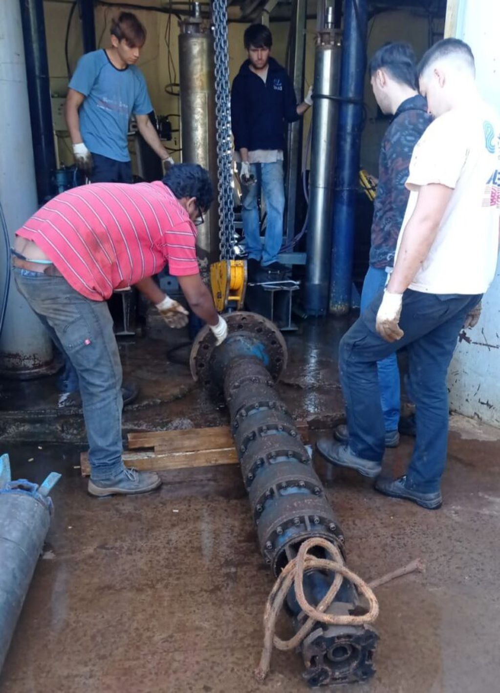 Realizan trabajos para restitución del servicio de agua en Puerto Iguazú.