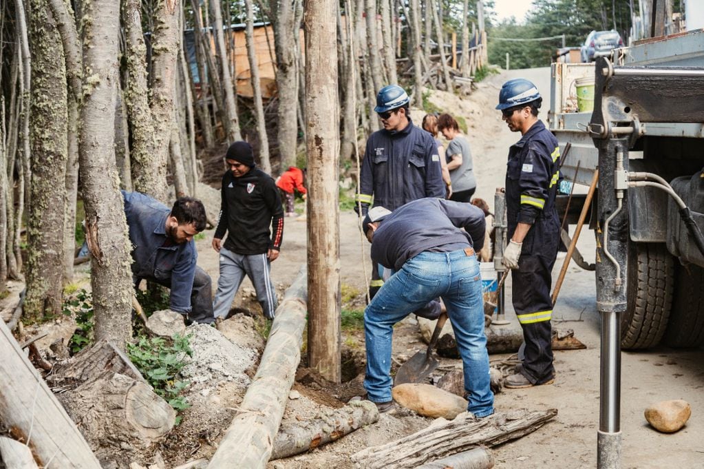 Ushuaia: iniciaron los trabajos para conectar la red de baja tensión en el barrio La Cima