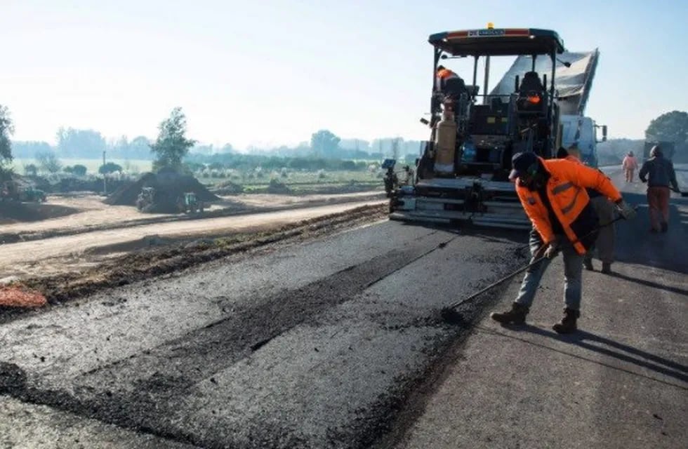 El fuerte ritmo que ha adquirido la obra pública ha provocado faltante de asfalto y obligado a las empresas a importarlo de Chile.